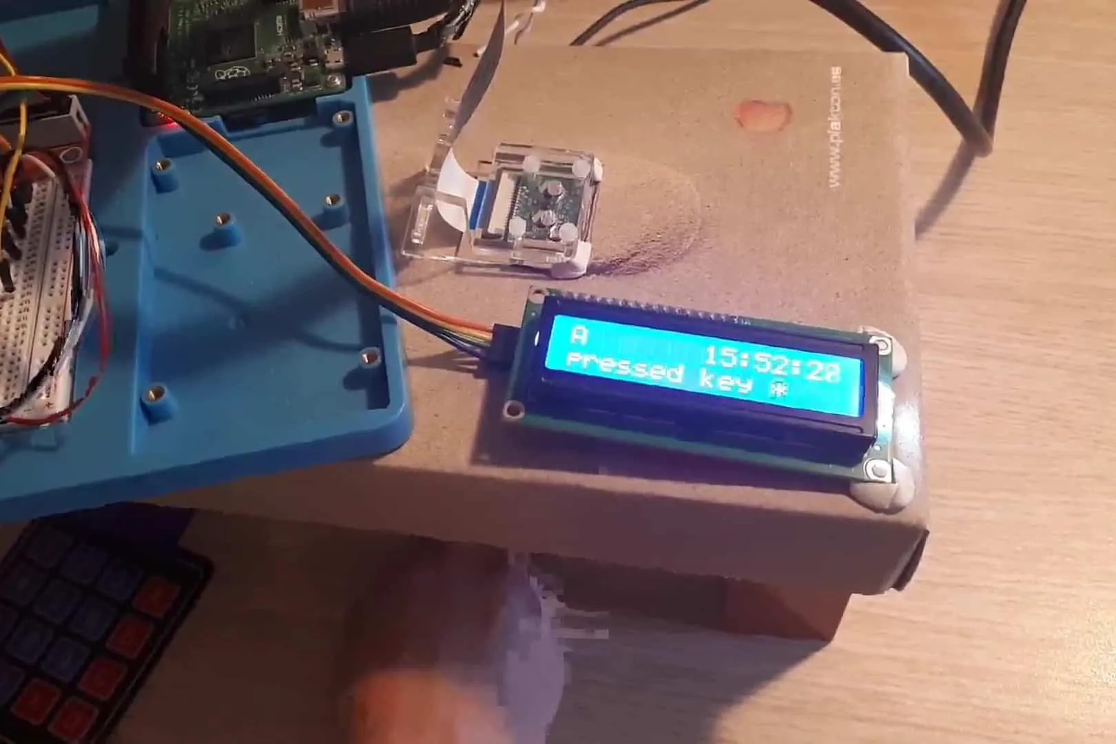 Equip de baix cost amb una pantalla LCD i un teclat de membrana